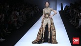 Anne Avantie yang identik dengan koleksi batik dan kebaya dan baru-baru dipuji karena dikenakan Agnez Mo dalam video klip terbarunya, menampilkan mahakarya terusan batik dengan ekor panjang dan belt yang terlihat powerful. (CNN Indonesia/ Hesti Rika)