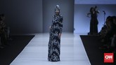 Tak ketinggalan, koleksi busana muslim Itang Yunasz turut tergabung dalam 11 desainer yang mahakaryanya membuka JFW 2018. (CNN Indonesia/ Hesti Rika)