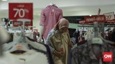 Diskon besar yang diberikan Lotus dimanfaatkan oleh sebagian masyarakat untuk mendapatkan barang dengan harga murah. (CNN Indonesia/Hesti Rika)