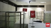 Gerai Lotus Department Store yang ada di gedung sinema Djakarta Theater XXI akan tutup pada 26 Oktober mendatang, Jakarta (22/10). Untuk menghabiskan barang, toko memberikan potongan harga atau diskon hingga 80 persen. (CNN Indonesia/ Hesti Rika)