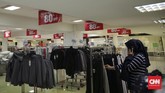 Sebelum tutup, toko menghabiskan barang dan memberikan potongan harga atau diskon hingga 80 persen. (CNN Indonesia/Hesti Rika)