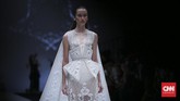 Desainer kenamaan Tax Saverio yang sudah mendunia, menampilkan koleksi seperti busana pengantin yang berwarna putih namun lebih variatif. Tex pernah diminta mendandani selebriti dunia, bahkan sampai ditunjuk sendiri oleh stylist Lady Gaga. (CNN Indonesia/ Hesti Rika)
