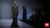 Sapto Djojokartiko pun termasuk salah satu desainer yang mendapat kesempatan memamerkan satu karya terbaiknya dalam 11 koleksi yang membuka gelaran JFW 2018. (CNN Indonesia/ Hesti Rika)