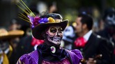 Sekilas, pesta ini mirip dengan pesta Halloween. Warga berdandan maksimal dengan kostum dan juga rias wajah yang seram. (AFP PHOTO / RONALDO SCHEMIDT)