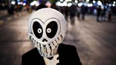 Semua warga dan peserta parade menari dalam alunan nyanyian rancheras yang riang. Keluarga-keluarga pergi bersama anak-anak dalam balutan kostum La Catrina. (AFP PHOTO / RONALDO SCHEMIDT)