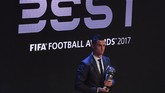 Bintang Real Madrid dan timnas Portugal Cristiano Ronaldo merebut gelar Pemain Terbaik FIFA kelimanya dalam sebuah upacara penghargaan di London, 23 Oktober 2017. Ronaldo mengalahkan Lionel Messi. (AFP PHOTO / Ben STANSALL)