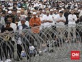 Peserta Aksi 2410 Akhiri Demo dengan Salat Maghrib Berjamaah