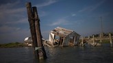 Belum lama ini, perwakilan pegiat dari Partai Republik mengunjungi Tangier Island, setitik padang rumput di Chesapeake Bay, Virginia, untuk meyakinkan sekitar 450 penduduknya agar ikut memerhatikan perubahan iklim. (Reuters/Adrees Latif)