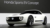 Honda memboyong Sports EV Concept sebagai mobil listrik masa depan, namun desain retro yang klasik. Desain uniknya sempat mencuri perhatian saat unjuk gigi di ajang Frankfurt Motor Show bulan lalu. (REUTERS/Toru Hanai)