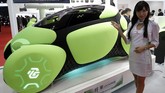 Produsen suku cadang mobil Jepang, Toyoda Gosei pamer mobil konsep dengan satu tempat duduk yang dinamakan Flesby. (REUTERS/Kim Kyung-Hoon)