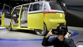 Sejumlah produsen otomotif pamer koleksi kendaraan hingga perkawinan dengan teknologi terbaru pada Tokyo Motor Show di Tokyo, Jepang yang digelar pada 25 Oktober hingga 5 November 2017. (REUTERS/Kim Kyung-Hoon)