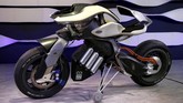 Yamaha MOTOROiD menjadi kendaraan konsep roda dua yang telah disematkan kecerdasan buatan (AI) agar pengendara bisa berkomunikasi dan berinteraksi dengan motor. (REUTERS/Toru Hanai)