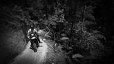 Selama ini, masyarakat hanya mengandalkan pembangkit listrik swadaya berupa mesin diesel berbahan bakar minyak tanah dan turbin Pembangkit Listrik Tenaga Air (PLTA) sederhana dan hanya 21 kepala keluarga yang menikmati listrik. (ANTARA FOTO/Nova Wahyudi).