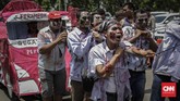 Massa menuntut pemerintah membatalkan PHK dan mengangkat seluruh awak mobil tangki Pertamina menjadi karyawan tetap. (CNN Indonesia/Adhi Wicaksono).