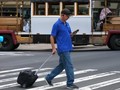 VIDEO: Honolulu Denda Pejalan Kaki yang Menggunakan Ponsel