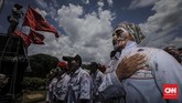 Awak mobil tangki Pertamina mengecam aksi PHK sepihak melalui SMS kepada 1.095 karyawan. (CNN Indonesia/Adhi Wicaksono).