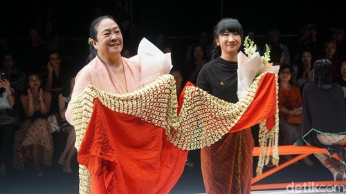 116 Kain Persembahan Obin untuk Menghibur Hati Ibu Pertiwi di JFW 116 Kain Persembahan Obin untuk Menghibur Hati Ibu Pertiwi di JFW