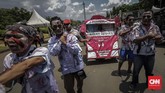 Massa yang berdandan seperti 'zombie' itu melakukan long march dari kantor LBH menuju Istana Negara dengan membawa replika truk tangki Pertamina. (CNN Indonesia/Adhi Wicaksono).