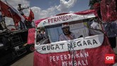 Massa yang tergabung dalam buruh awak mobil tangki (AMT) Pertamina kembali menggelar unjuk rasa di depan Istana Merdeka, Jakarta, Kamis (26/10). (CNN Indonesia/Adhi Wicaksono).