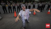 Puluhan polisi diturunkan guna mengamankan jalannya aksi demo buruh awak mobil tangki Pertamina. (CNN Indonesia/Adhi Wicaksono).
