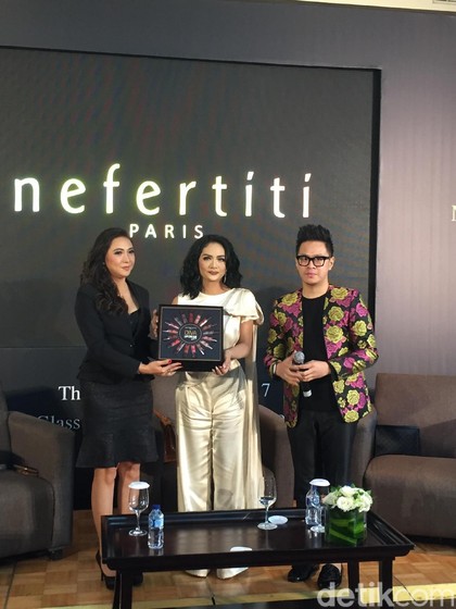 Sama-sama Jualan Lipstik, KD Mengaku Bersaing dengan Aurel Sama-sama Jualan Lipstik, KD Mengaku Bersaing dengan Aurel