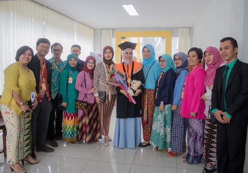 Tak Pakai Kebaya Ini Inspirasi Gaya Hijab Wisuda ala Tak Pakai Kebaya Ini Inspirasi Gaya Hijab Wisuda ala