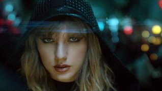 Taylor Swift Pakai Sarung Tangan Hitam Rinaldy A Yunardi