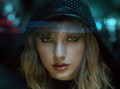 Taylor Swift Pakai Sarung Tangan Hitam Rinaldy A Yunardi