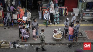 Satpol PP Tertibkan Pedagang Tanah Abang Nekat Gelar Lapak