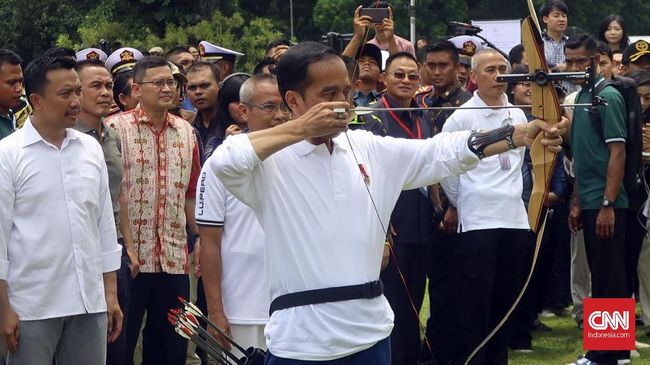 Ketika Jokowi Ajak Menteri dan Tamu Bermain Panahan