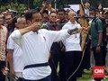 Ketika Jokowi Ajak Menteri dan Tamu Bermain Panahan