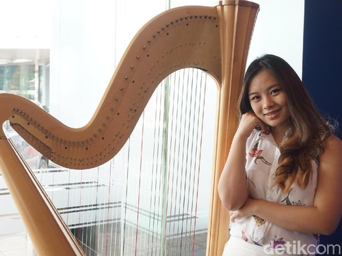 Inspiratif, Pemain Harpa Muda Ini Masuk Pedesaan Ajarkan Anak-anak Bermusik Inspiratif, Pemain Harpa Muda Ini Masuk Pedesaan Ajarkan Anak-anak Bermusik