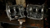 Abera mengaku dalam kondisi tertentu, ia harus mengkanibal sejumlah bahan baku mobil untuk memberi kehidupan kedua bagi koleksi VW Bettle miliknya. (REUTERS/Tiksa Negeri)