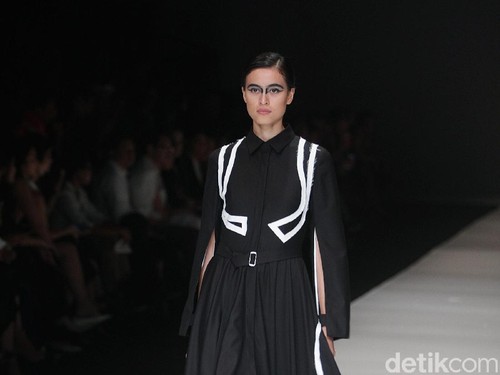 Busana Unisex Hingga Inspirasi Tsunami Tutup Jakarta Fashion Week 2018 Busana Unisex Hingga Inspirasi Tsunami Tutup Jakarta Fashion Week 2018