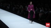 Meski sama-sama loose, tapi Nishizaki daru Ujoh menawarkan siluet lebih beragam seperti atasan yang ditumpuk dengan blazer, celana panjang, dress, oversized shirt, coat, juga overall. (CNNIndonesia/Safir Makki)