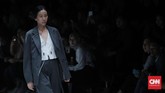 Simpel dan fungsional, dua hal yang melekat pada koleksinya untuk JFW 2018. Namun, ia pun menghadirkan busana dengan warna lumayan berani yakni atasan serta overall warna biru muda dengan motif daun merah. (CNNIndonesia/Safir Makki)