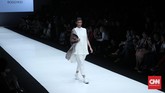 Busana tampak 'biasa' dengan siluet atasan, rok, dress juga beberapa men's wear. Roggykei bermain aman dengan earth color dan monokrom. Mereka memang mengutamakan estetika, kenyamanan dan kualitas. (CNNIndonesia/Safir Makki)
