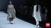 Berbeda dengan Roggykei, label Ujoh menghadirkan koleksi busana dengan warna lebih beragam. Ujoh menggunakan warna hitam, putih, magenta, dan merah. (CNNIndonesia/Safir Makki)