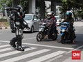 FOTO: Saat 'Robot' Berkeliling Mencari Uang