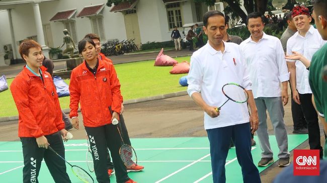 Jokowi Awali Acara Sumpah Pemuda dengan Main Badminton