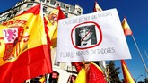 Para demonstran juga mendesak pemerintah untuk segera menjebloskan pemimpin separatis Catalonia, Carles Puigdemont, ke penjara. Jaksa penuntut Spanyol memang akan mengajukan tuntutan pemberontakan atas Puigdemont. (Reuters/Yves Herman)