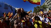 Seraya mengibarkan bendera Catalonia, Spanyol, dan Uni Eropa, mereka berteriak,