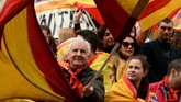 Sebagian besar peserta aksi menyebut diri mereka sebagai mayoritas penduduk Catalonia yang selama ini bungkam. (Reuters/Mary Turner)