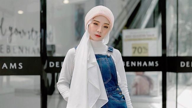  Foto  10 Inspirasi Gaya Hijab  Adira S yang Mirip Artis  