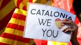 Para pengunjuk rasa meminta Spanyol dan Catalonia mencari solusi terbaik untuk memuaskan ego kedua belah pihak. (Reuters/Yves Herman)