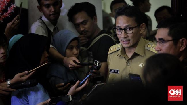 Sandiaga Imbau Warga Beli Ornamen Natal di PKL