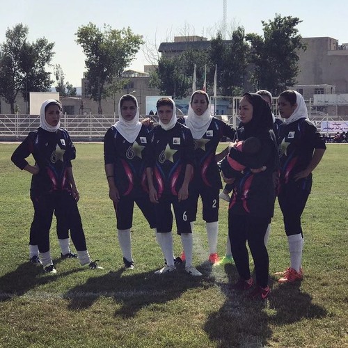 hijabers ini viral karena melatih tim rugby iran sambil hijabers ini viral karena melatih tim rugby iran sambil