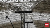 Pekerja menyelesaikan proyek Jakarta International Velodrome Rawamangun. Venue ini akan menggelar olahraga balap sepeda. (CNNIndonesia/Adhi Wicaksono)