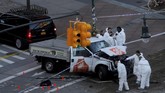 Seorang lelaki yang diduga berasal dari Uzbekistan menyewa truk dan menggunakannya untuk menabraki pejalan kaki serta pengendara sepeda di Manhattan, New York. (REUTERS/Andrew Kelly)