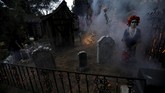 Selain berdandan dengan kostum, banyak juga penduduk AS yang membuat dekorasi seram di pekarangan rumahnya. Nuansa horror memang jadi lebih terasa. (REUTERS/Mario Anzuoni)